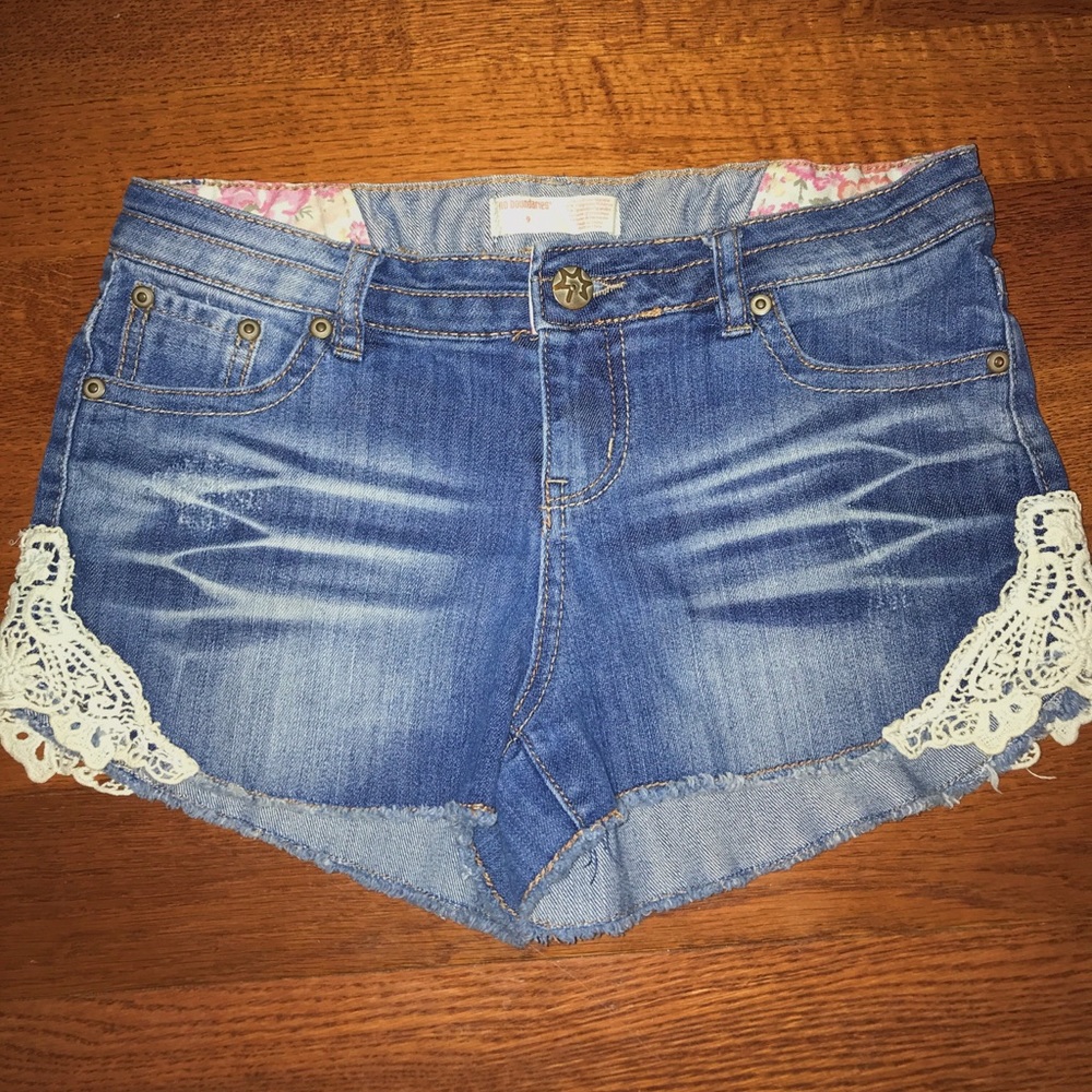 No boundaries lace accented jean shorts size 9